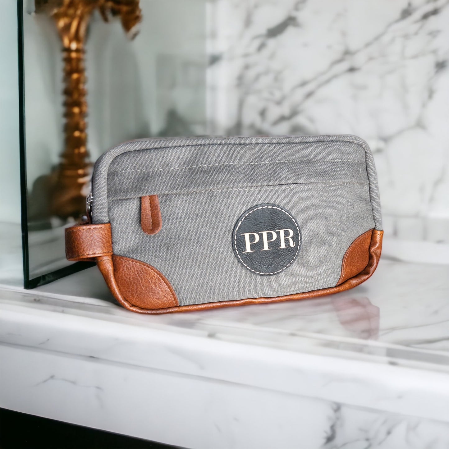 Elegant Hanging Dopp Kit with Customizable Leather Patch: A Fusion of Style & Practicality.